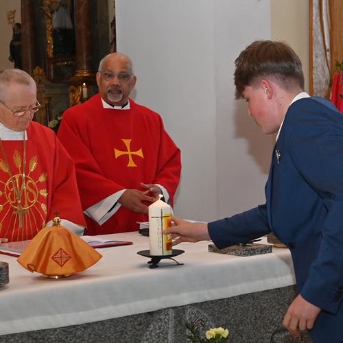 Copyright: Egon WEISSHEIMER, 27.04.2024 Grafenschlag, Firmung im Pfattverband Herz Jesu im Waldviertel, in der Pfarrkirche Grafenschlag, Firmspender: Domkapilar Mag. Herbert D?LLER, M?LLNER Mario, ent?nden der Firmkerze