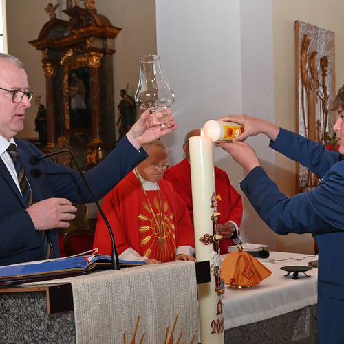 Copyright: Egon WEISSHEIMER, 27.04.2024 Grafenschlag, Firmung im Pfattverband Herz Jesu im Waldviertel, in der Pfarrkirche Grafenschlag, Firmspender: Domkapilar Mag. Herbert D?LLER, M?LLNER Mario, ent?nden der Firmkerze