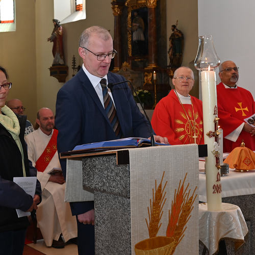 Copyright: Egon WEISSHEIMER, 27.04.2024 Grafenschlag, Firmung im Pfattverband Herz Jesu im Waldviertel, in der Pfarrkirche Grafenschlag, Firmspender: Domkapilar Mag. Herbert D?LLER, 